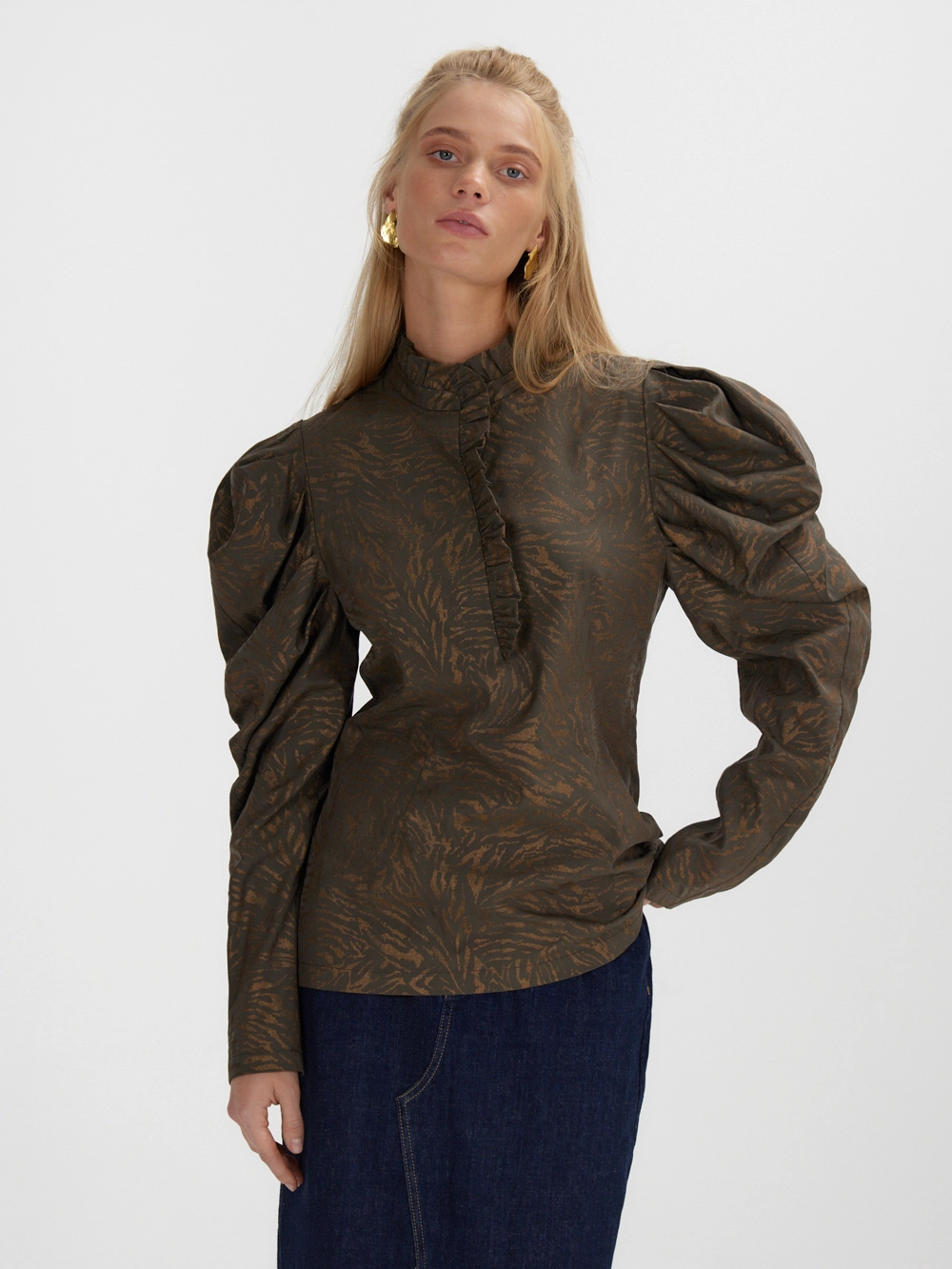 картинка блузка с акцентными рукавами и оборкой от магазина Solo-U.ru
