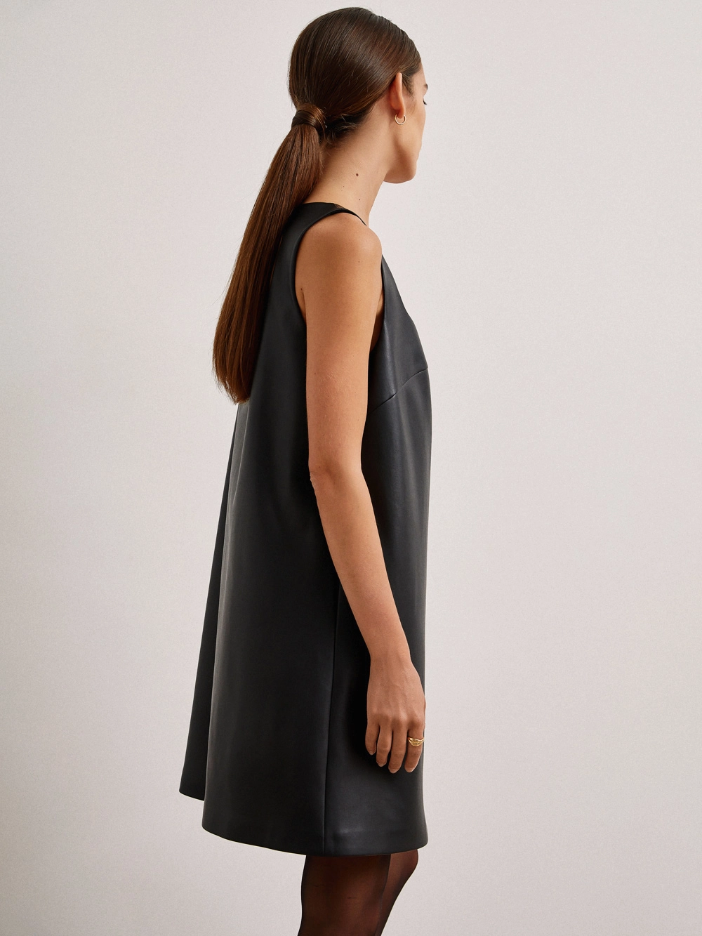 картинка платье мини из экокожи с вырезом на спине от магазина Solo-U.ru