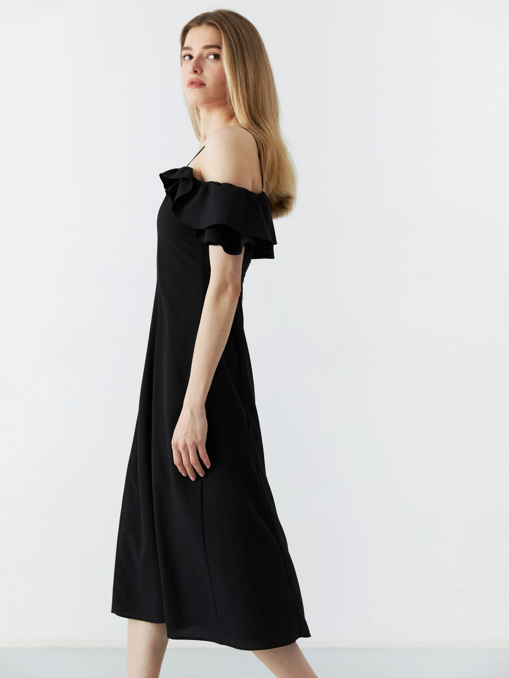 картинка платье со спущенными рукавами-воланами от магазина Solo-U.ru