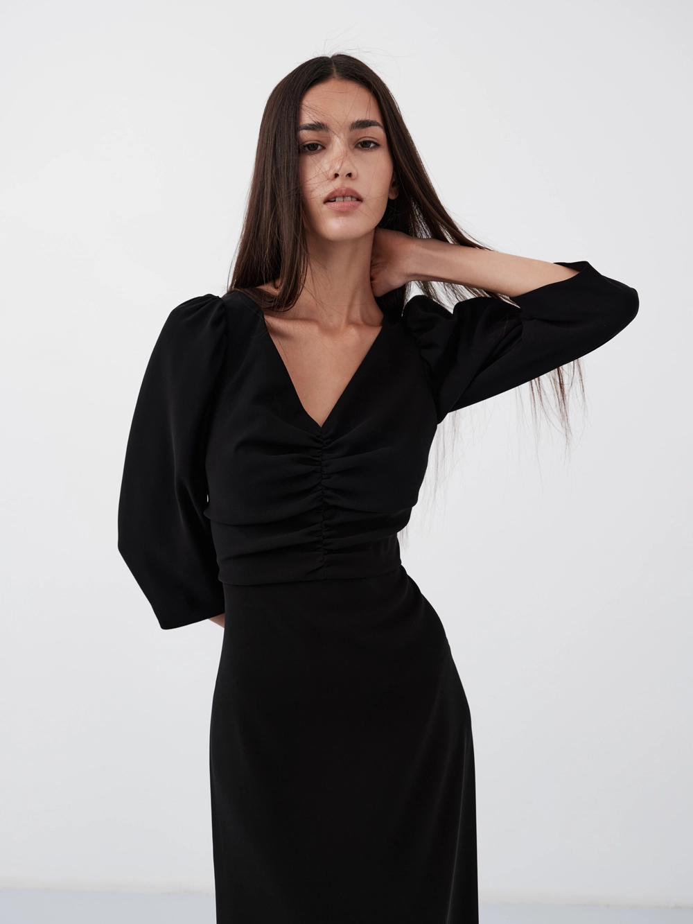 Платье с драпировкой на груди черного цвета