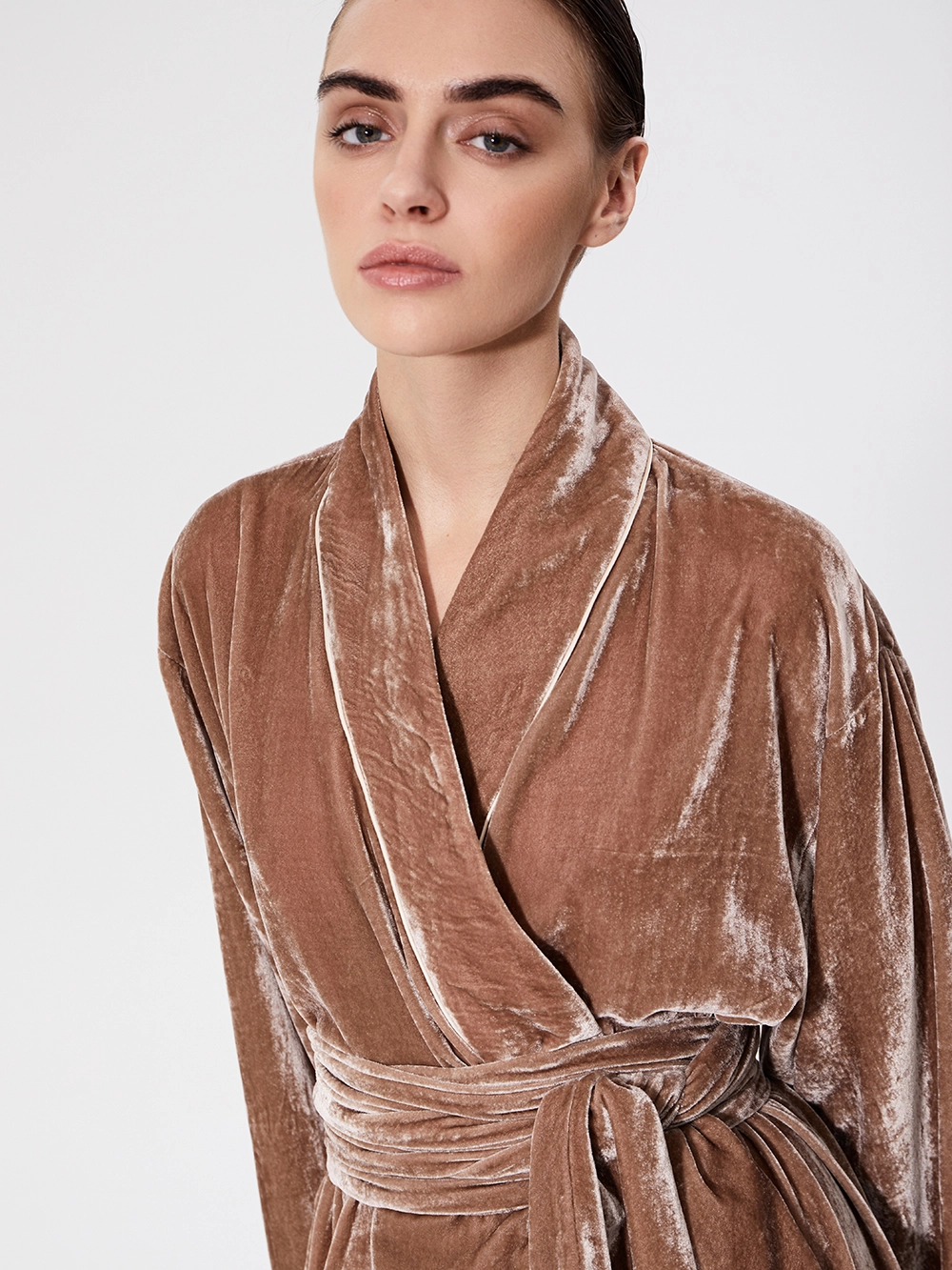картинка платье-халат из бархата от магазина Solo-U.ru