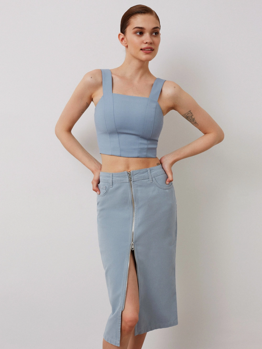 картинка юбка миди джинсовая на молнии от магазина Solo-U.ru