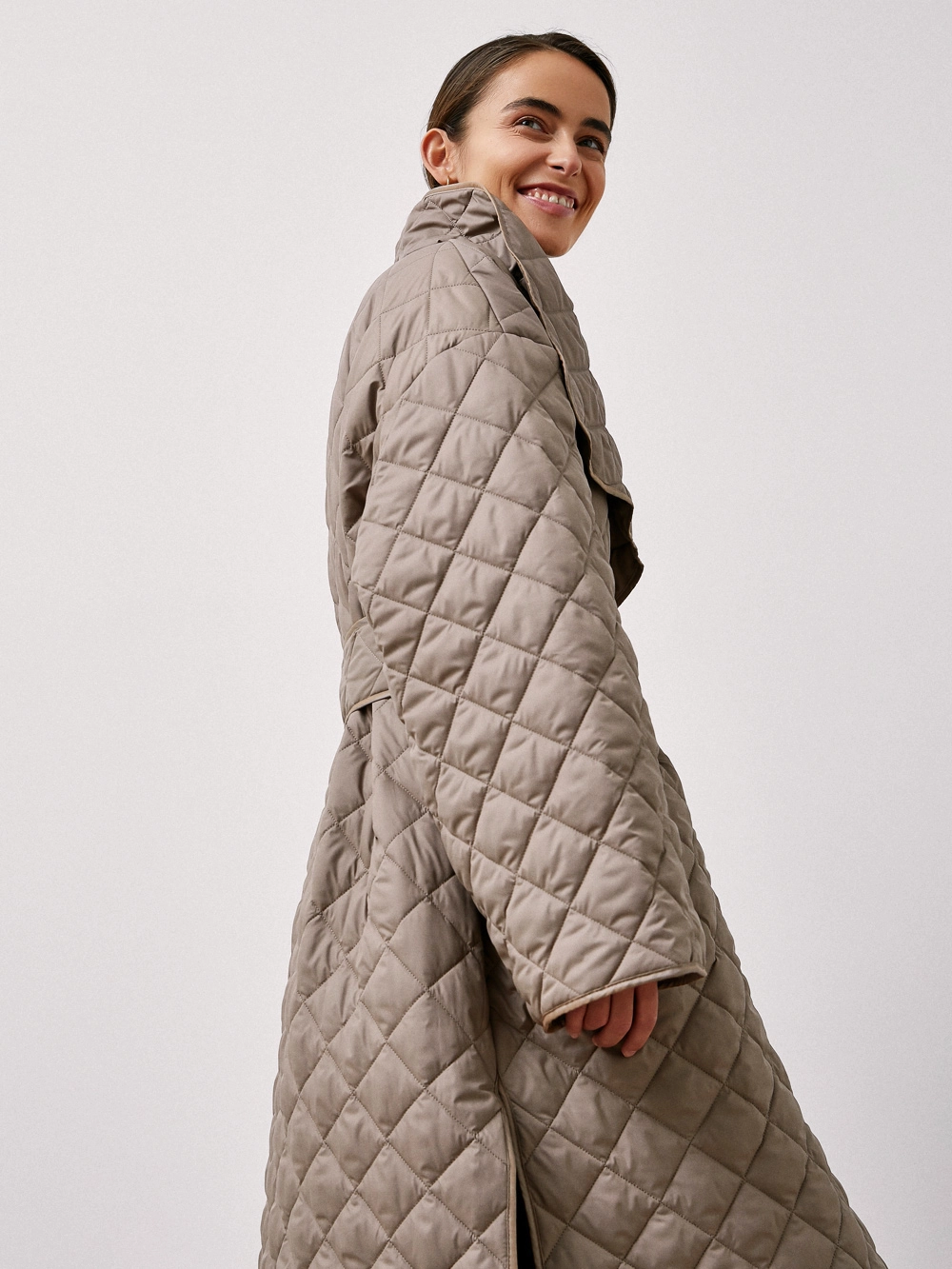 картинка пальто стёганое с высокими разрезами от магазина Solo-U.ru