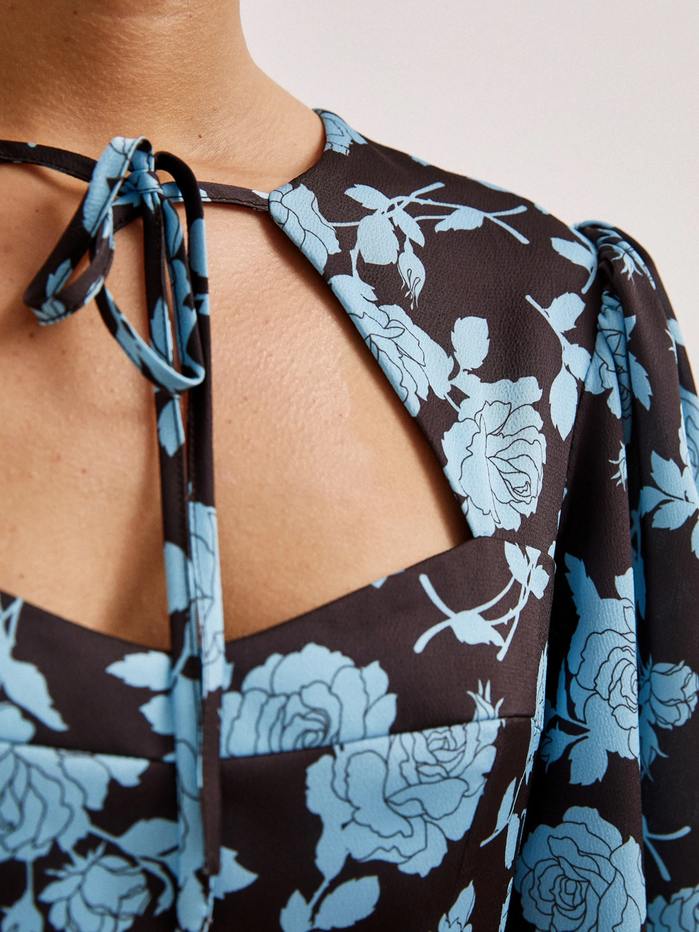 картинка платье с фигурным вырезом и завязками от магазина Solo-U.ru