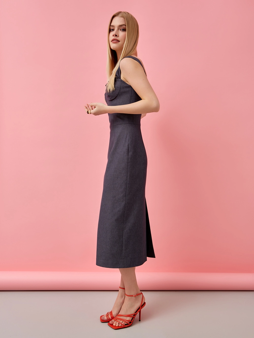картинка платье-футляр с оборкой на лифе от магазина Solo-U.ru