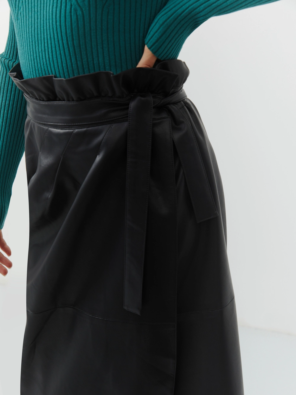 картинка юбка из искусственной кожи на запах от магазина Solo-U.ru