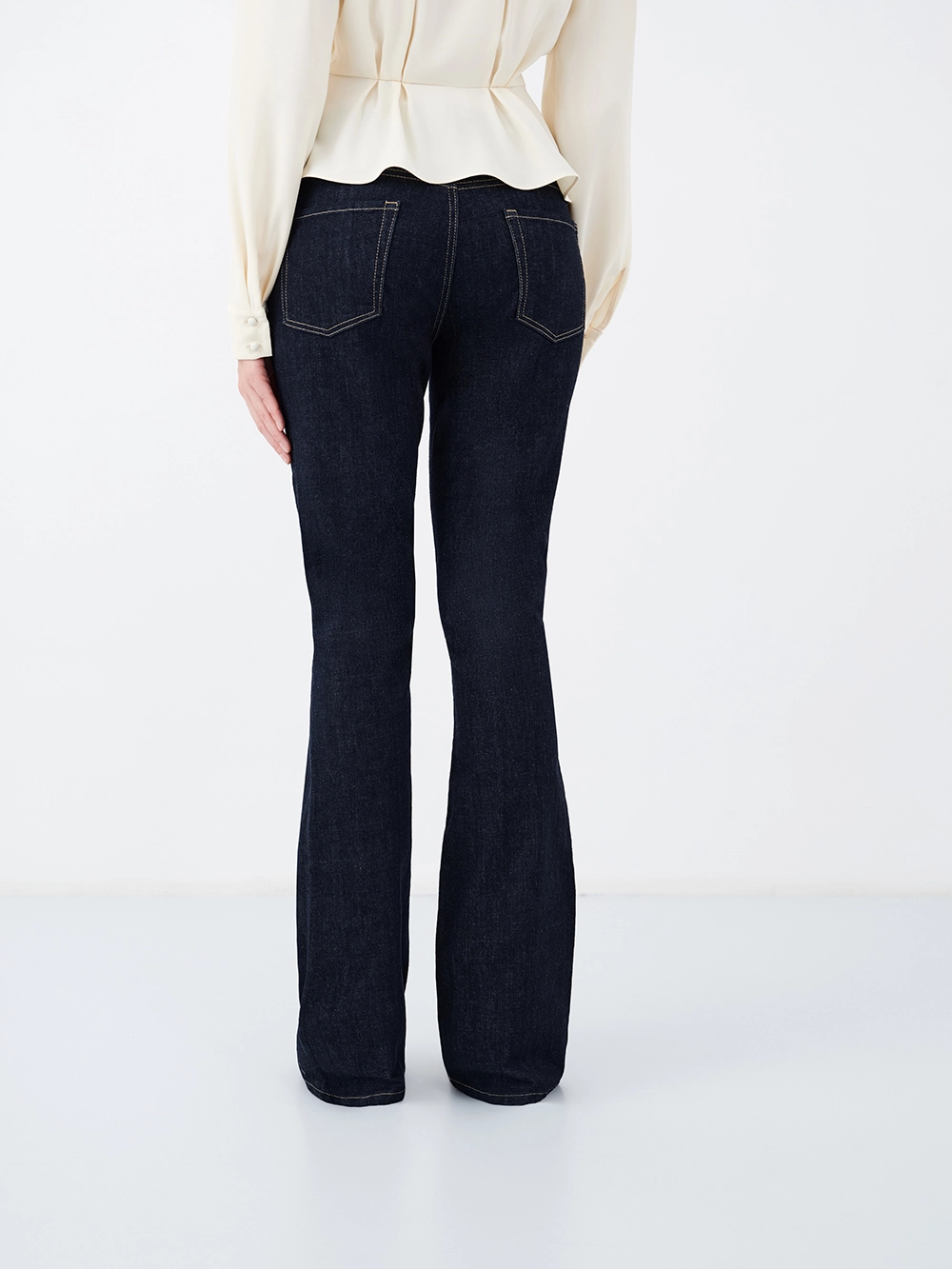картинка джинсы с низкой посадкой от магазина Solo-U.ru