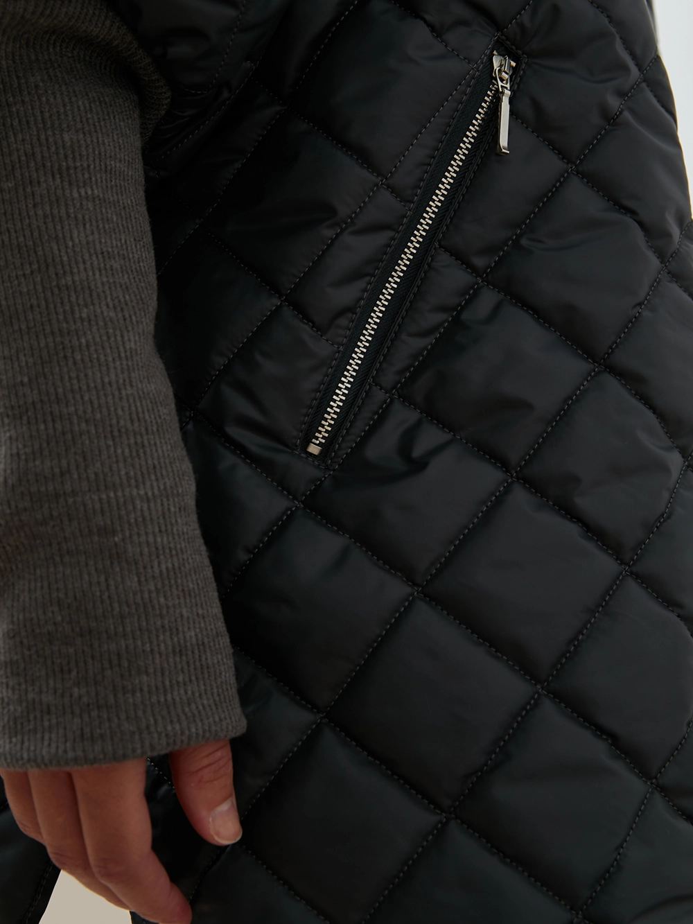 картинка куртка с капюшоном и трикотажными манжетами от магазина Solo-U.ru