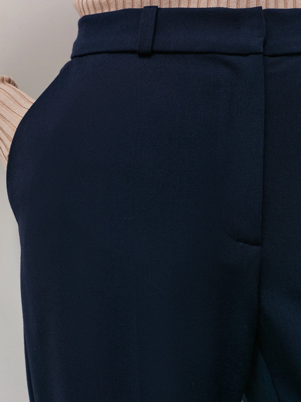 картинка брюки узкие с посадкой на талии от магазина Solo-U.ru
