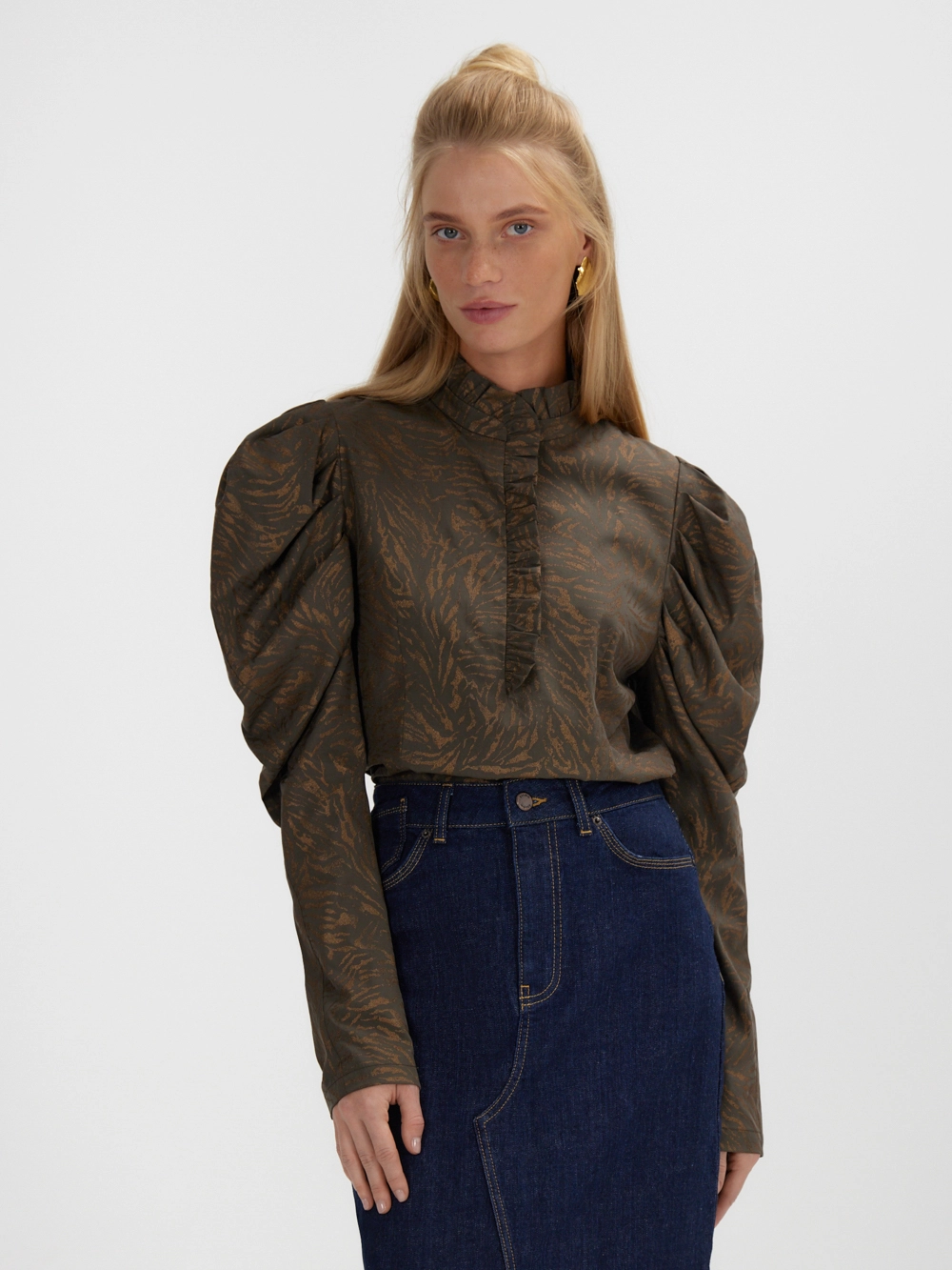 картинка блузка с акцентными рукавами и оборкой от магазина Solo-U.ru