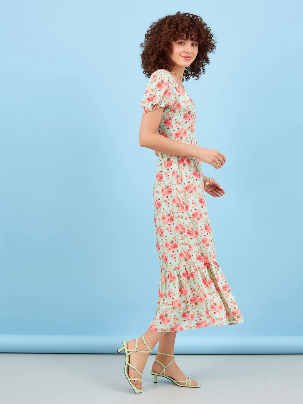 картинка платье с короткими рукавами и воланом от магазина Solo-U.ru