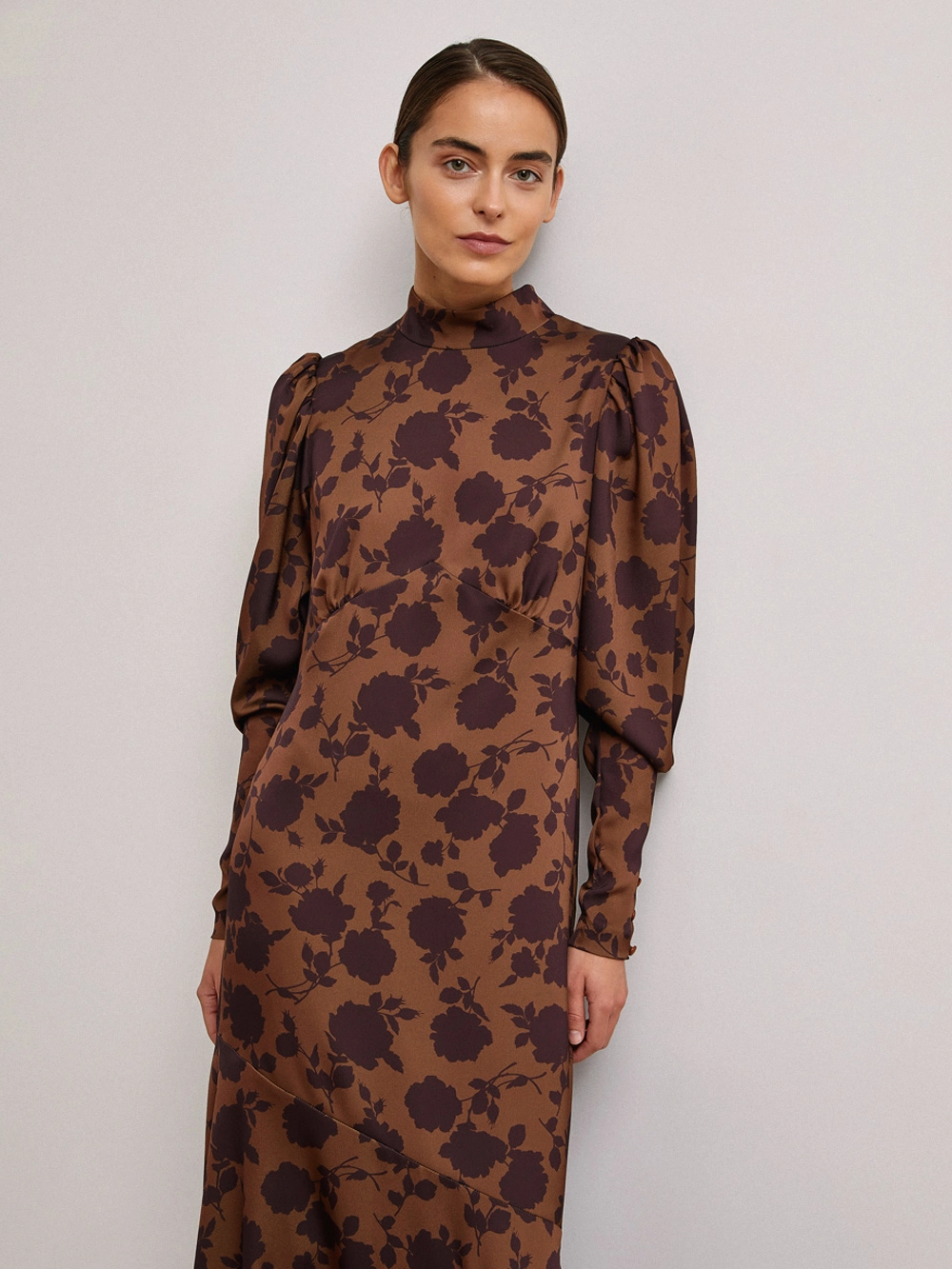 картинка платье с воротником-стойкой и асимметричным воланом	 от магазина Solo-U.ru