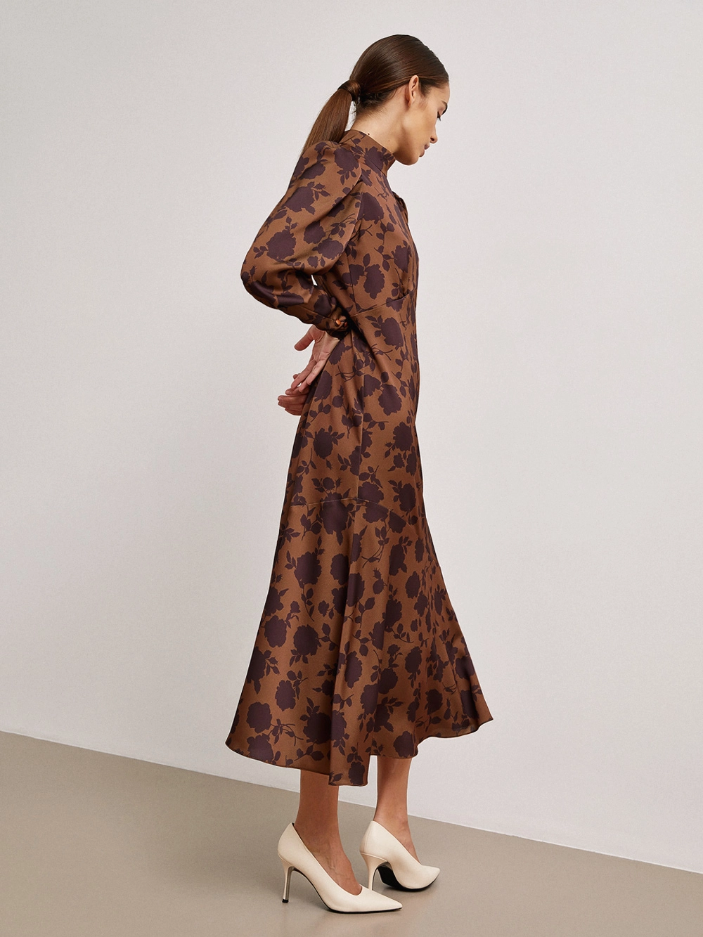 картинка платье с воротником-стойкой и асимметричным воланом	 от магазина Solo-U.ru