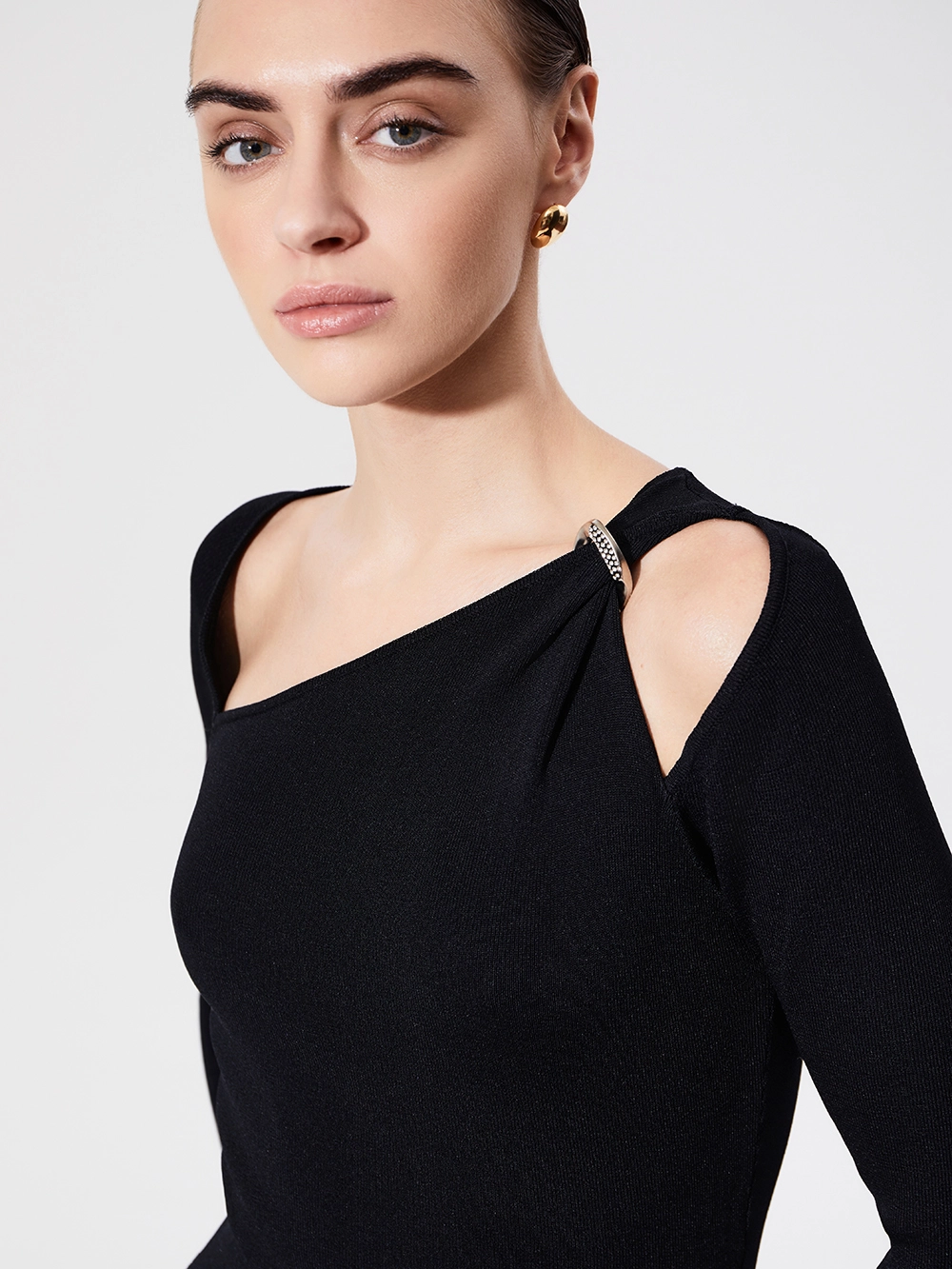 картинка платье-футляр с узлом на плече от магазина Solo-U.ru