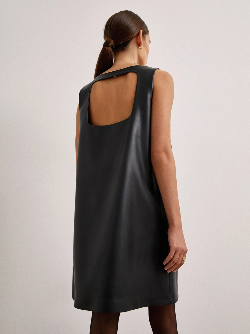 картинка платье мини из экокожи с вырезом на спине от магазина Solo-U.ru