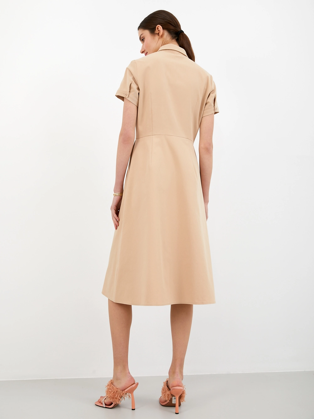 картинка платье с короткими рукавами на пуговицах от магазина Solo-U.ru