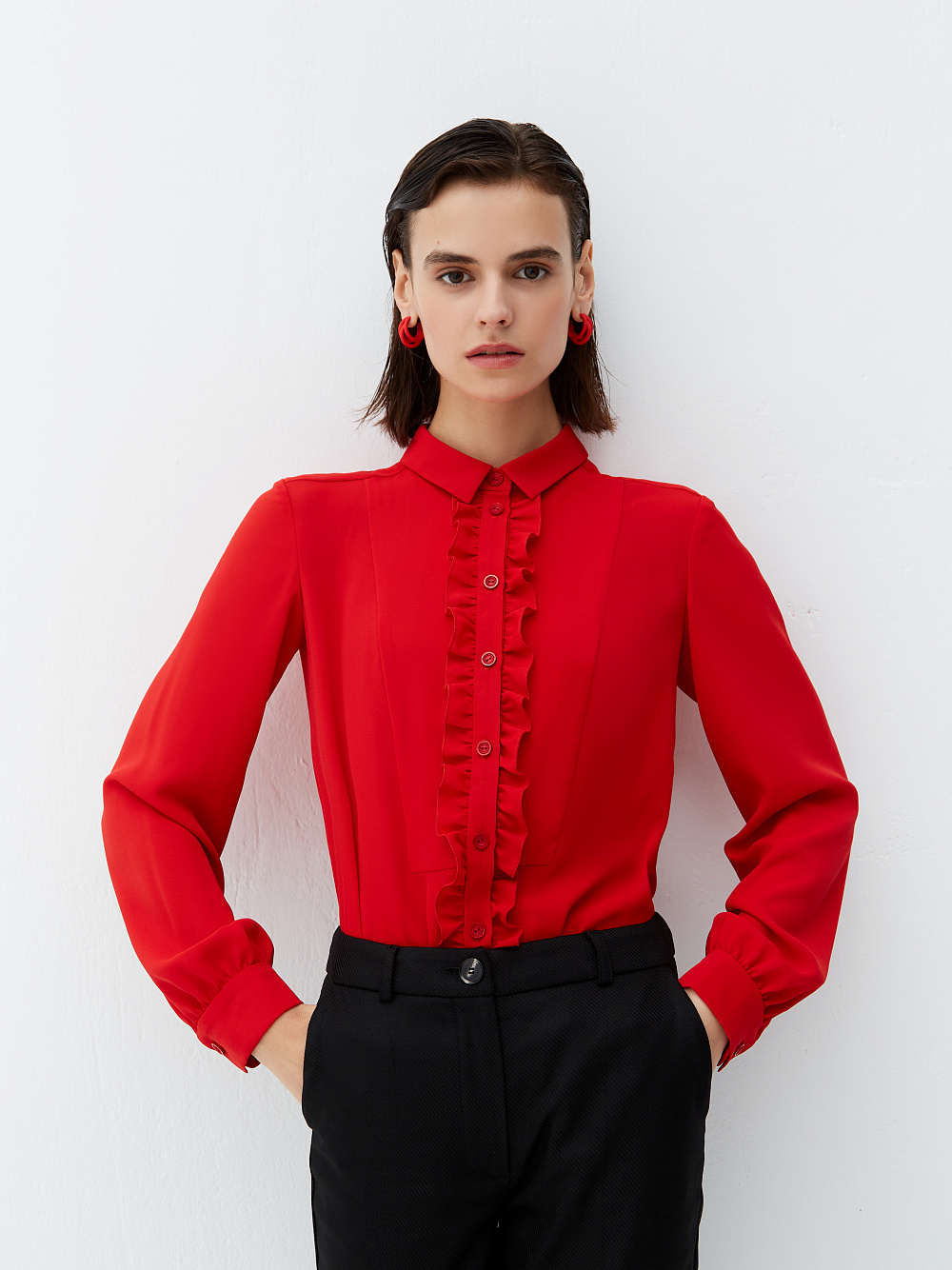 картинка блузка с оборкой по застёжке от магазина Solo-U.ru