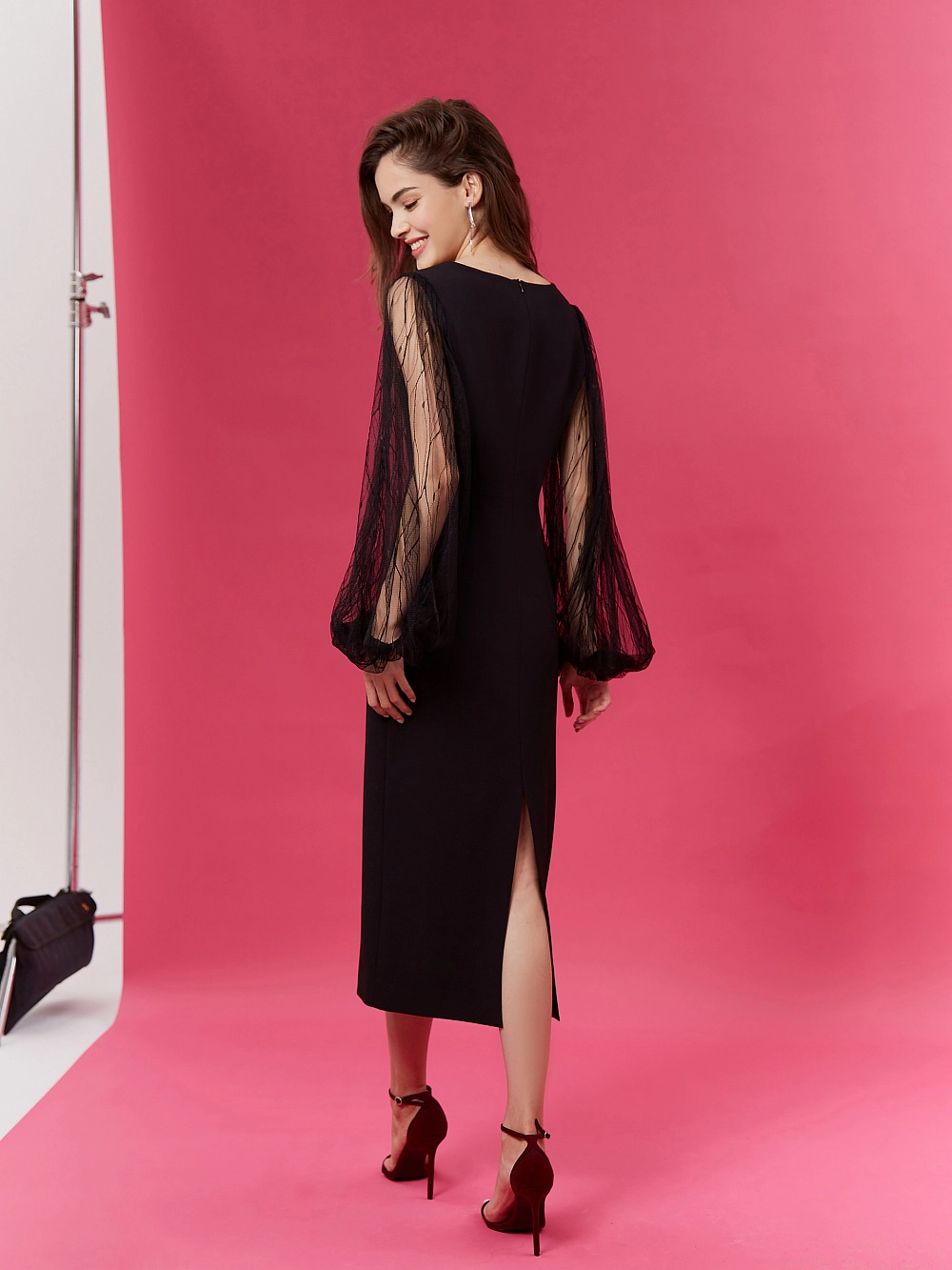 картинка платье-футляр с рукавами из сетки от магазина Solo-U.ru